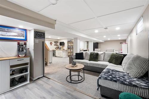 22 Canna Blvd, Winnipeg, MB 