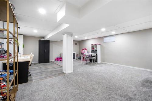 22 Canna Blvd, Winnipeg, MB 