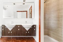 Salle de bains attenante à la CCP - 