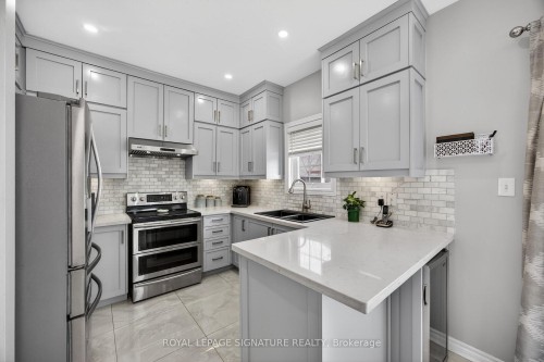 67 Penvill Trail, Barrie, ON - Indoor Photo Showing Kitchen With Double Sink With Upgraded Kitchen