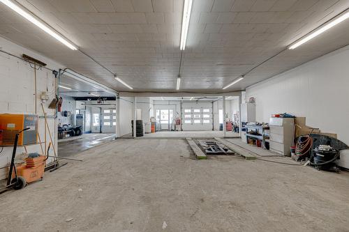 Garage - 109 Av. Fiset, Donnacona, QC - Indoor Photo Showing Garage