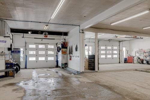 Garage - 109 Av. Fiset, Donnacona, QC - Indoor Photo Showing Garage