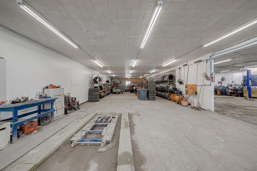 Garage - 109 Av. Fiset, Donnacona, QC - Indoor Photo Showing Garage