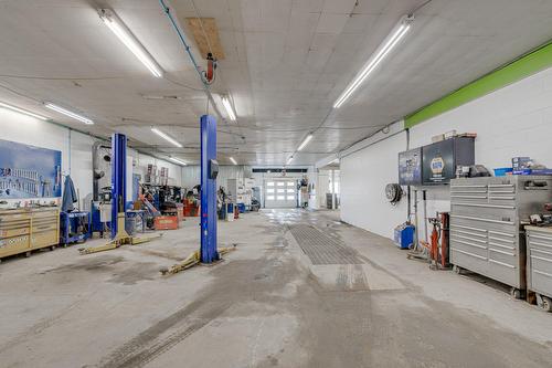 Garage - 109 Av. Fiset, Donnacona, QC - Indoor Photo Showing Garage