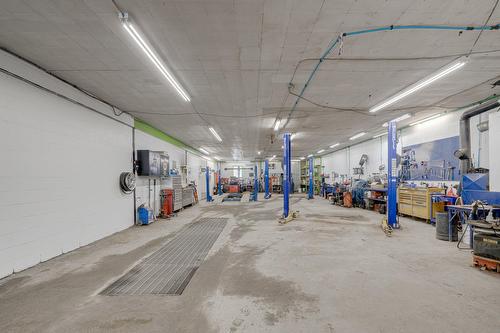 Garage - 109 Av. Fiset, Donnacona, QC - Indoor Photo Showing Garage