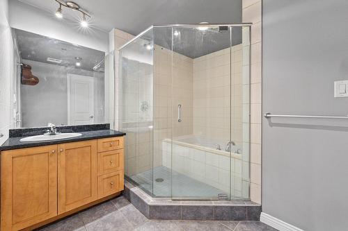 Bathroom - 902-550 Rue Jean-D'Estrées, Montréal (Ville-Marie), QC - Indoor Photo Showing Bathroom