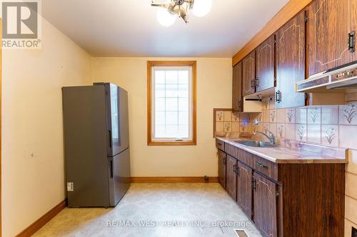 205 Markham Street, Toronto, ON - Indoor Photo Showing Kitchen