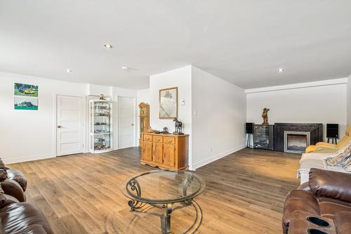 Salle familiale - 4708 Rue Des Patriotes, Contrecoeur, QC - Indoor Photo Showing Living Room With Fireplace