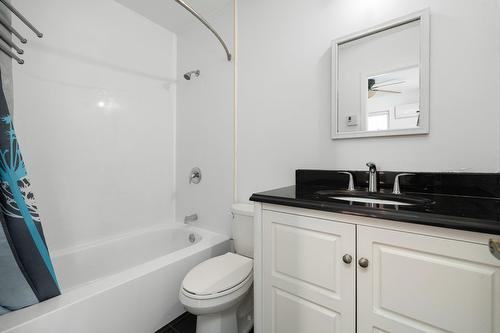 Bathroom - 242 Stillview Road, Pointe-Claire, QC - Indoor Photo Showing Bathroom