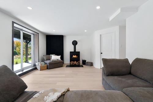 Salle familiale - 93 Ch. Du Domaine-Ayotte, Saint-Donat, QC - Indoor Photo Showing Living Room With Fireplace