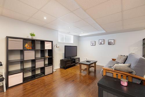 Salle familiale - 254 Rue Adrien-Rouleau, Les Coteaux, QC - Indoor