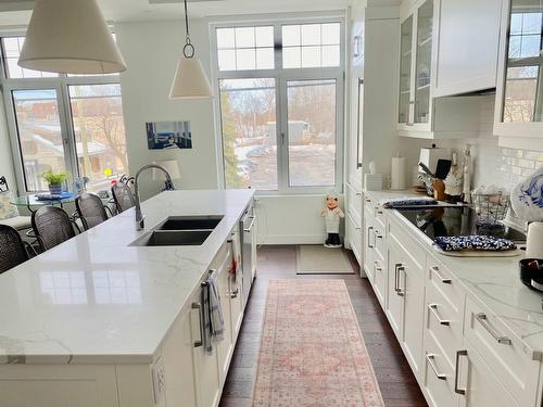 Cuisine - 206-284 Ch. Du Bord-Du-Lac-Lakeshore, Pointe-Claire, QC - Indoor Photo Showing Kitchen With Double Sink With Upgraded Kitchen