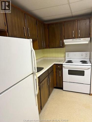 42 Parkview Heights, Aylmer, ON - Indoor Photo Showing Kitchen