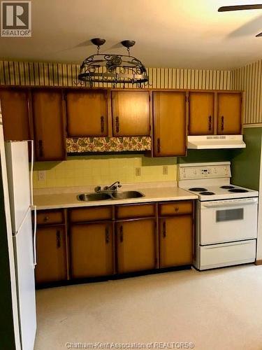 42 Parkview Heights, Aylmer, ON - Indoor Photo Showing Kitchen With Double Sink