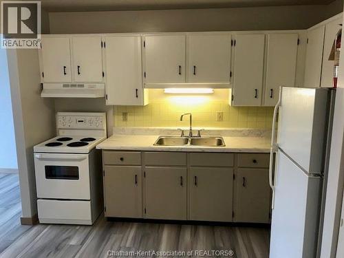 42 Parkview Heights, Aylmer, ON - Indoor Photo Showing Kitchen With Double Sink