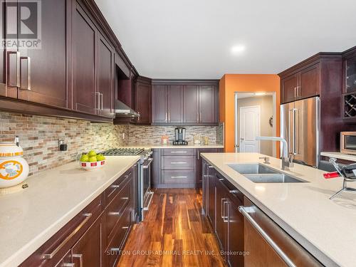 82 Belmont Boulevard, Halton Hills, ON - Indoor Photo Showing Kitchen With Stainless Steel Kitchen With Double Sink With Upgraded Kitchen