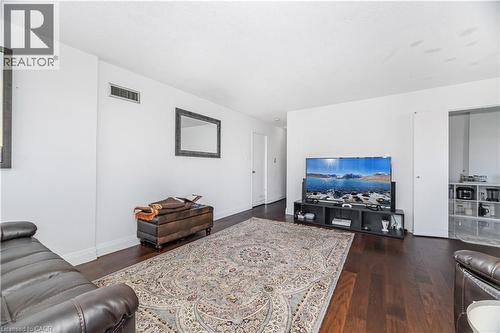 1580 Mississauga Valley Boulevard Unit# 1901, Mississauga, ON - Indoor Photo Showing Living Room