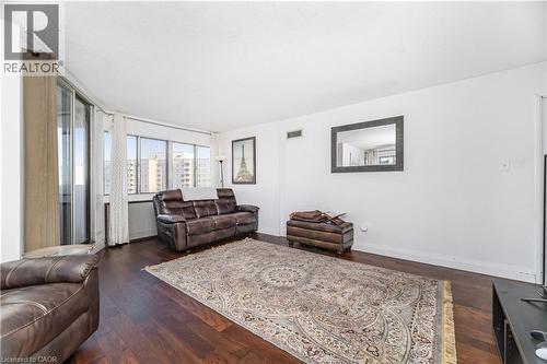 1580 Mississauga Valley Boulevard Unit# 1901, Mississauga, ON - Indoor Photo Showing Living Room