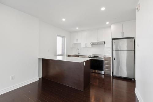 Cuisine - 1104-1900 Boul. Du Souvenir, Laval (Chomedey), QC - Indoor Photo Showing Kitchen With Upgraded Kitchen