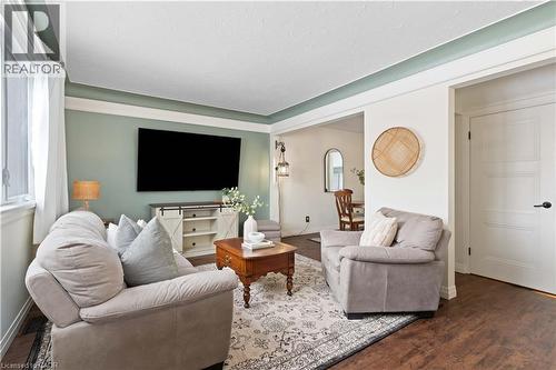 18 Flanders Avenue, St. Catharines, ON - Indoor Photo Showing Living Room