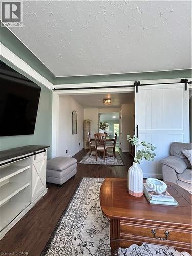 18 Flanders Avenue, St. Catharines, ON - Indoor Photo Showing Living Room
