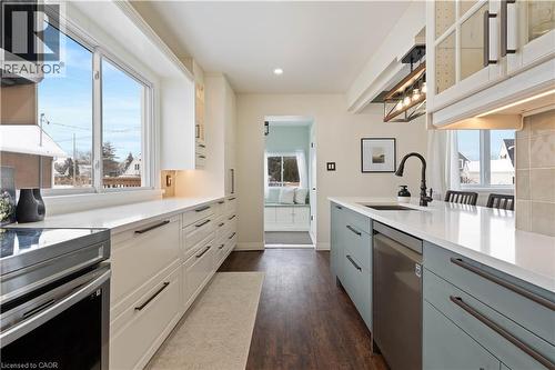 18 Flanders Avenue, St. Catharines, ON - Indoor Photo Showing Kitchen With Upgraded Kitchen