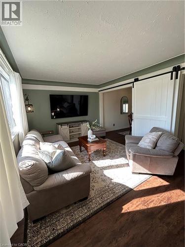 18 Flanders Avenue, St. Catharines, ON - Indoor Photo Showing Living Room