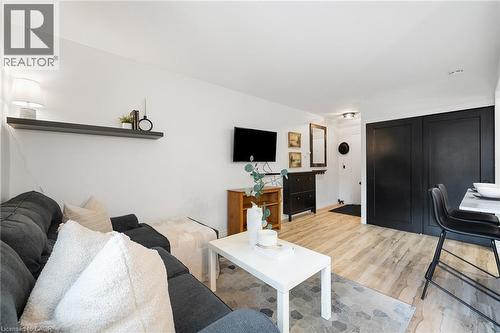 17 Old Pine Trail Unit# 150, St. Catharines, ON - Indoor Photo Showing Living Room