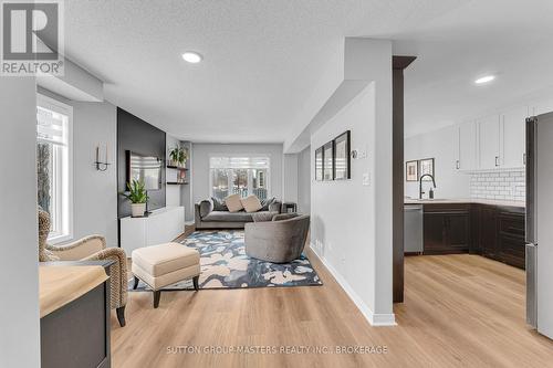 1041 Rainbow Crescent, Kingston (Kingston East (Incl Barret Crt)), ON - Indoor Photo Showing Living Room