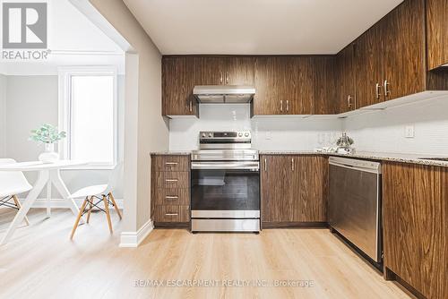 24 Rowanwood Street, Hamilton, ON - Indoor Photo Showing Kitchen