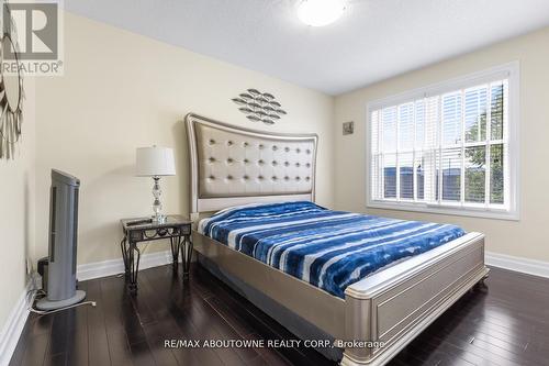 1073 North Service Road, Hamilton, ON - Indoor Photo Showing Bedroom