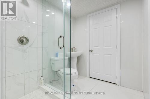 1073 North Service Road, Hamilton, ON - Indoor Photo Showing Bathroom