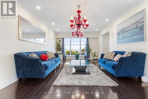 1073 North Service Road, Hamilton, ON - Indoor Photo Showing Living Room