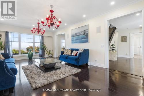 1073 North Service Road, Hamilton, ON - Indoor Photo Showing Living Room