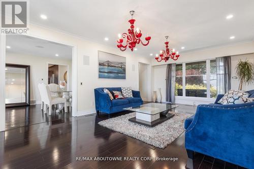 1073 North Service Road, Hamilton, ON - Indoor Photo Showing Living Room
