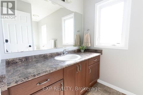 1319 Countrystone Drive, Kitchener, ON - Indoor Photo Showing Bathroom