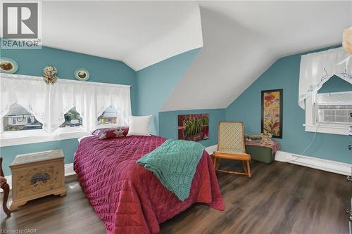 110 Livingston Avenue, Grimsby, ON - Indoor Photo Showing Bedroom