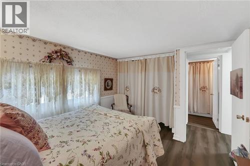 110 Livingston Avenue, Grimsby, ON - Indoor Photo Showing Bedroom