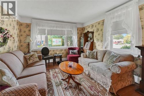 110 Livingston Avenue, Grimsby, ON - Indoor Photo Showing Living Room