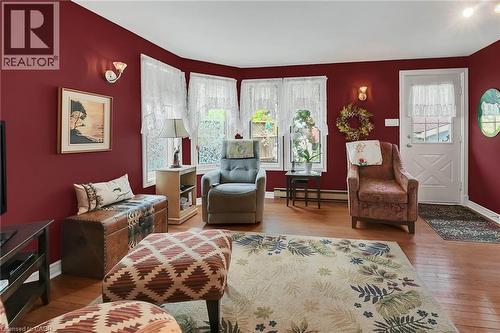 110 Livingston Avenue, Grimsby, ON - Indoor Photo Showing Living Room