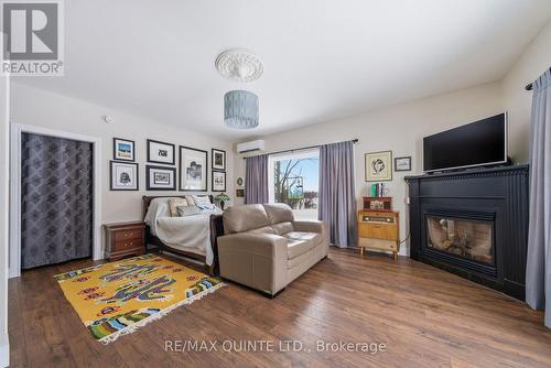 825 Airport Parkway, Belleville (Belleville Ward), ON - Indoor Photo Showing Living Room With Fireplace