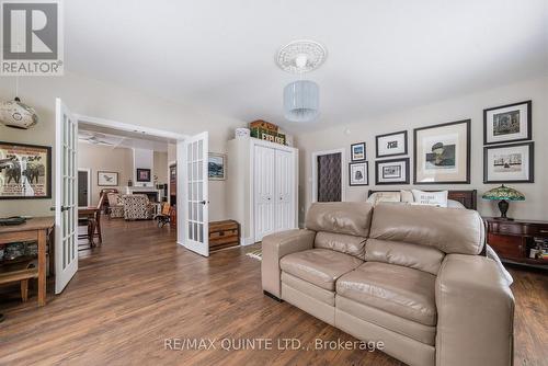 825 Airport Parkway, Belleville (Belleville Ward), ON - Indoor Photo Showing Living Room