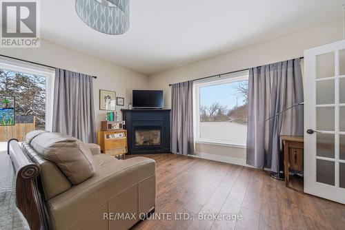 825 Airport Parkway, Belleville (Belleville Ward), ON - Indoor Photo Showing Living Room With Fireplace