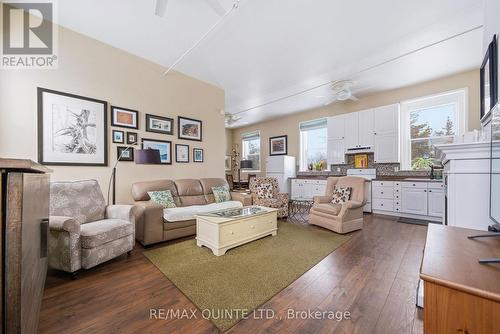 825 Airport Parkway, Belleville (Belleville Ward), ON - Indoor Photo Showing Living Room