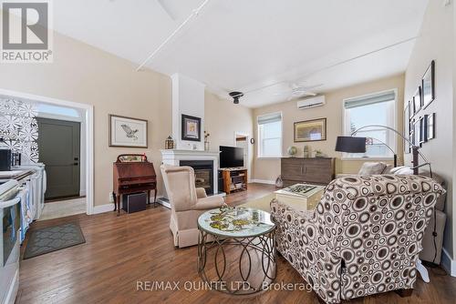825 Airport Parkway, Belleville (Belleville Ward), ON - Indoor Photo Showing Living Room