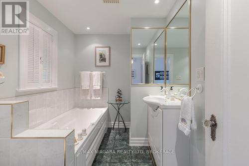 2 Gardiner Place, St. Catharines (Downtown), ON - Indoor Photo Showing Bathroom