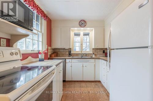 2 Gardiner Place, St. Catharines (Downtown), ON - Indoor Photo Showing Kitchen With Double Sink