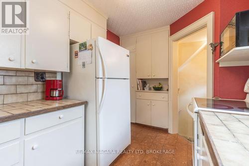 2 Gardiner Place, St. Catharines (Downtown), ON - Indoor Photo Showing Kitchen