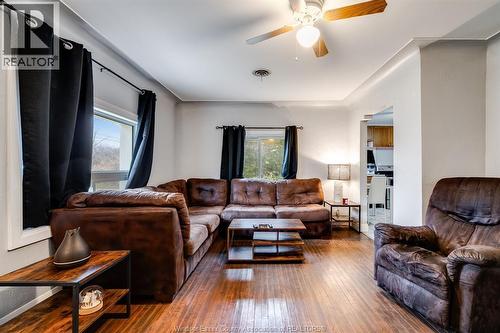 672 Talbot Road, Maidstone, ON - Indoor Photo Showing Living Room