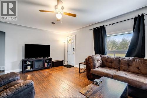 672 Talbot Road, Maidstone, ON - Indoor Photo Showing Living Room